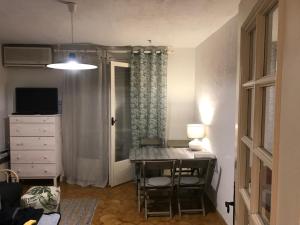 Cet appartement comprend une chambre avec un bureau et une commode. dans l'établissement Studio in the center of Saint-Jean-cap-Ferrat, à Saint-Jean-Cap-Ferrat