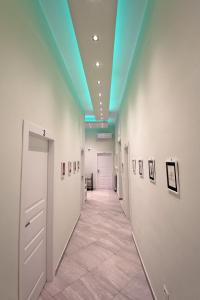 un corridoio di una galleria d'arte con soffitto blu di Maison Carolina a Napoli