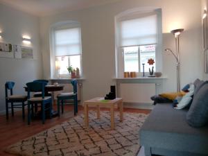a living room with a couch and a table at Ferienwohnung Linsenstrasse 13 in Mühlhausen