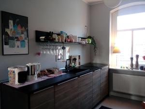 a kitchen with a black counter top and a window at Ferienwohnung Linsenstrasse 13 in Mühlhausen