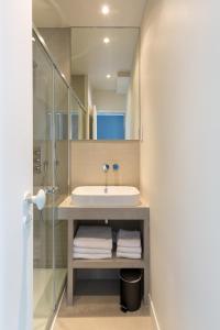 een badkamer met een wastafel en een douche bij Drouot Luxe in Parijs