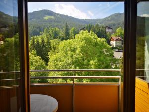 d'une fenêtre avec vue sur la montagne. dans l'établissement Appartements Central, à Bad Kleinkirchheim