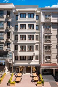 una vista exterior de un hotel con mesas y sillas en Kupeli Hotel, en Estambul
