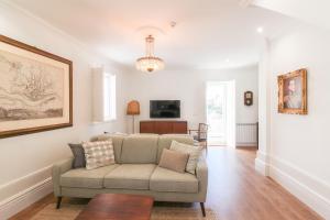 a living room with a couch and a table at Porto Concept Home - University Residence & Guesthouse - Pólo II Paranhos in Porto