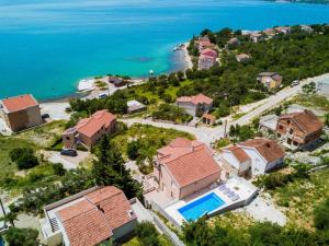 Fotografia z galérie ubytovania Capacious Holiday Home in Maslenica v destinácii Maslenica