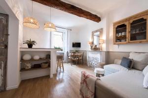 een woonkamer met een bank en een tafel bij Le Pigeonnier in Saint-Tropez
