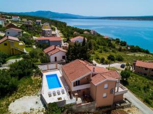 Fotografia z galérie ubytovania Capacious Holiday Home in Maslenica v destinácii Maslenica
