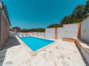 Fotografia z galérie ubytovania Capacious Holiday Home in Maslenica v destinácii Maslenica