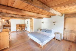 Giường trong phòng chung tại Chambre double avec salle de bain dans chalet cosy +7 ảnh