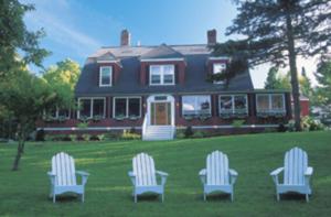tres sillas sentadas en el césped frente a una casa en Inn at Jackson, en Jackson