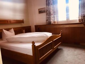 Bett in einem Zimmer mit einem Fenster und einem Bett sidx sidx sidx sidx in der Unterkunft Gasthof Hirschen in Gailingen