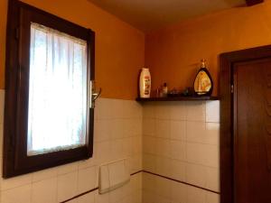 bagno con finestra e doccia piastrellata di Borgo Vecchio a Carbognano