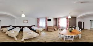 ein Wohnzimmer mit einem Sofa und einem Tisch in der Unterkunft Gościniec Margo in Janki