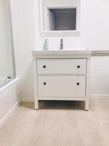 a bathroom with a white sink and a mirror at Muy luminoso en San Mamés in Bilbao