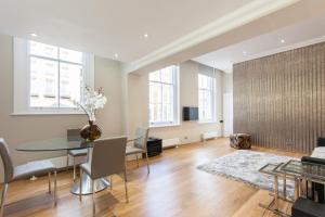 Una televisión o centro de entretenimiento en The Harrington - Gloucester Road - 3 Harrington Gardens