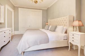 Ліжко або ліжка в номері Stunning Montpellier Spa Road apartment
