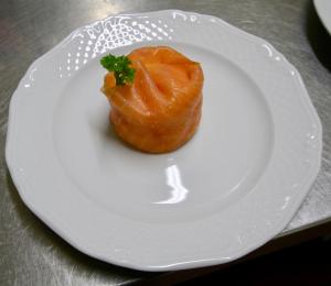 un plato blanco con un trozo de salmón. en Rylstone Manor en Shanklin