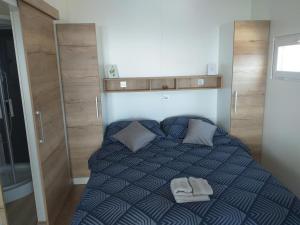 sypialnia z łóżkiem z dwoma ręcznikami w obiekcie Mobile home STELLA MARIS w mieście Jezera