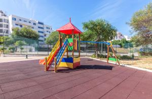 een speeltuin met een glijbaan en een speelstructuur bij Jardins Santa Eulalia by Garvetur in Albufeira