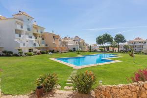 Swimmingpoolen hos eller tæt på Jardins Santa Eulalia by Garvetur