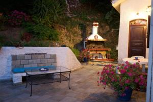 un patio con mesa y chimenea en Villa Fanendes, en Sami