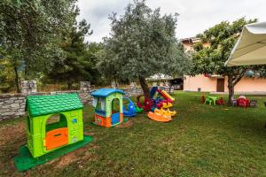 un gruppo di giochi per bambini in un cortile di Dryades Apartments & Studios a Skala Potamias