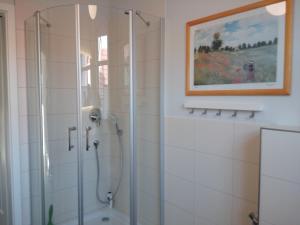 ein Bad mit einer Dusche mit einer Duschkabine aus Glas in der Unterkunft Ferienwohnung Linsenstrasse 13 in Mühlhausen