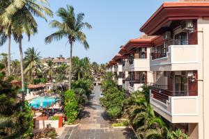 una vista aérea de un complejo con piscina y palmeras en Somy Plaza Calangute Goa - Formerly Somy Resort, en Calangute