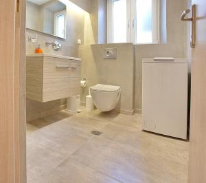 uma casa de banho com um WC e um lavatório em Liston Inn Suites (Piazza) - Heart of Corfu Old Town em Corfu Town