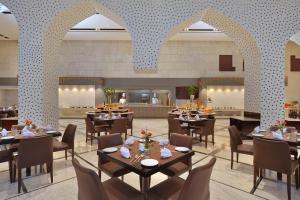 Radisson Hotel Agra餐厅或其他用餐的地方