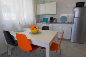 A kitchen or kitchenette at Apartments Luna