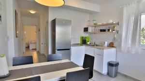 A kitchen or kitchenette at Apartments Luna