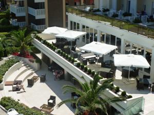 una vista aérea de un edificio con mesas y sombrillas en Hotel Ruhig, en Marotta