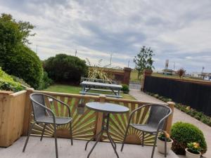Μπαλκόνι ή βεράντα στο Sefton Lodge SEAFRONT ,PANORAMIC SEA VIEW ENSUITE BALCONY ROOMS AVAILABLE, GUEST GARDEN