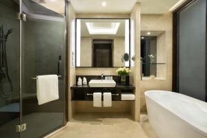 y baño con bañera, lavamanos y bañera. en Crowne Plaza Shenzhen Longgang City Centre, an IHG Hotel, en Longgang