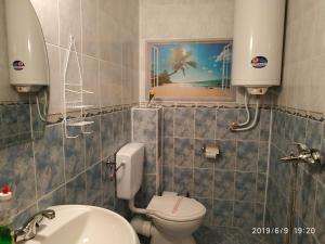 Vonios kambarys apgyvendinimo įstaigoje Rali Apartments