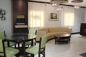 A seating area at Horizon Inn & Suites