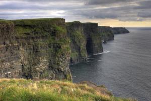 Une grande falaise au milieu de l'océan dans l'établissement Cliff Cottages, à Liscannor