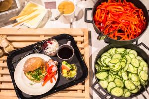 アーランダにあるComfort Hotel Arlanda Airport Terminalのサンドイッチと野菜のトレイ2つ