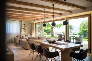A seating area at Das Grafenstein Familienresidence