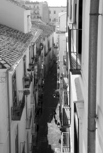 una foto en blanco y negro de un callejón entre edificios en Palazzo Morese Apartments, en Salerno