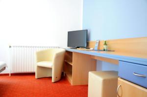 una oficina con escritorio, ordenador y silla en Café-Pension Kristall, en Harbach