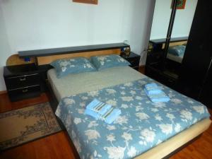 une chambre avec un lit avec des draps et des oreillers bleus dans l'établissement Apartment Djakonovic Mladen, à Ulcinj