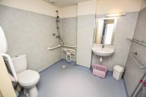 ein Badezimmer mit Toilette und Waschbecken in der Unterkunft LE SOLEIL DE JADE village vacances in Préfailles + 47 Fotos