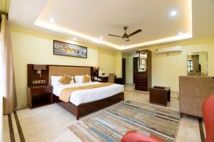 um quarto de hotel com uma cama e um quarto em Hotel Godwin - Colaba em Mumbai