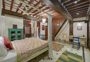 Una cama o camas en una habitación de Dodhia Haveli