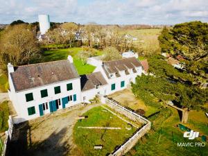 an aerial view of a large white house with a yard at Les Logis de Kerdrien in Guidel-Plage