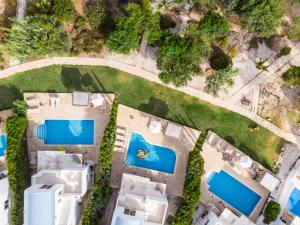 una vista aérea de una villa con piscinas azules en Thalassines Villas, en Ayia Napa