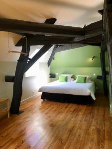 MercureyにあるLa Maison du Grand Fourのベッドルーム1室(屋根裏部屋に大型ベッド1台付)