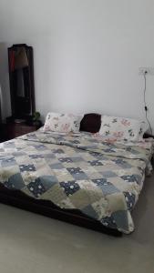 賈巴爾普爾的住宿－Wow Rooms 4 You，卧室内的一张带被子和枕头的床